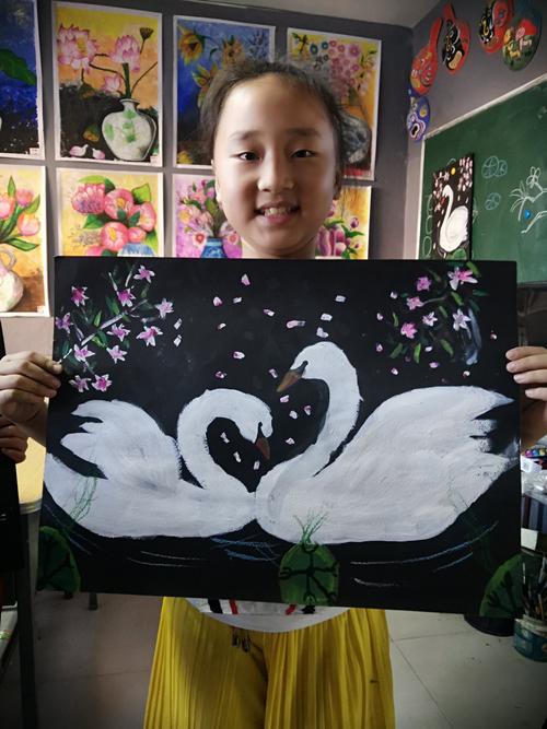 水粉宝贝班作品《美丽的白天鹅》