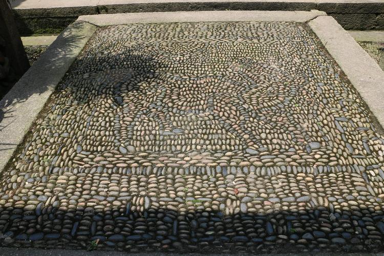 最有特点的是前天井中间卵石拼花图案:犀牛望月