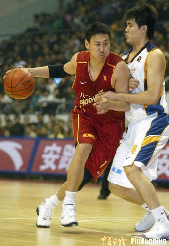 图文:广东宏远主场胜八一双鹿 李楠突破防守