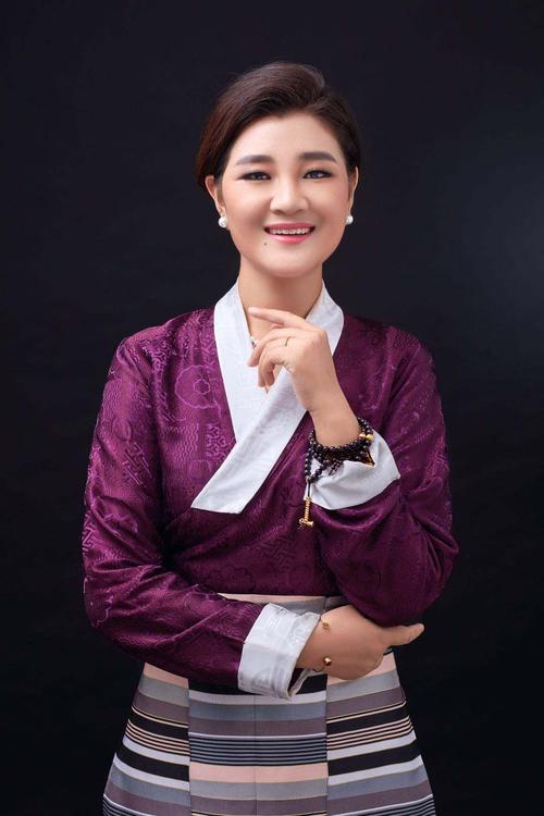 从普通的藏族姑娘到天下最美女中音降央卓玛