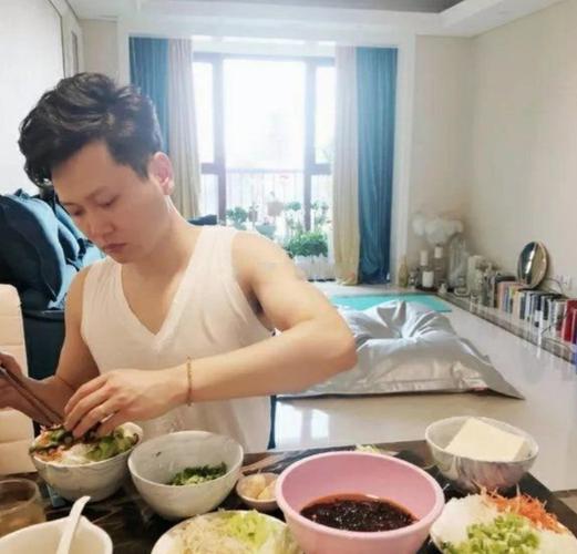 孟鹤堂因"卖马"结识二婚妻子,首次曝光合照,干爹于谦牵了红线