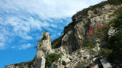 裂隙两条,俯看似两条播云撒雨的蛟龙,故称"双龙大裂谷".
