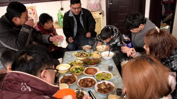 农村生活标配,一家三口吃的开心,好久没这么轻松了!