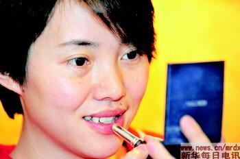 4月27日,爱美的潘琴在家里化妆.