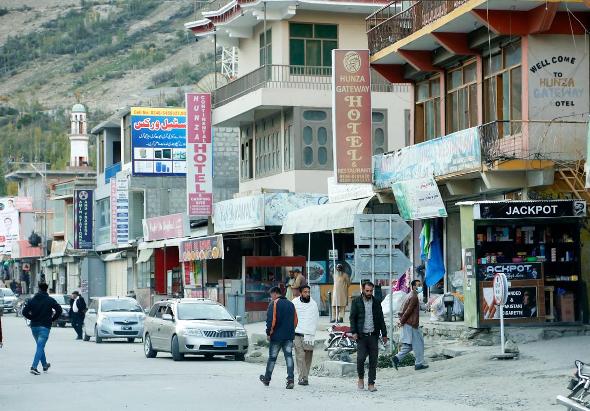 这是10月16日在巴基斯坦北部的罕萨小城拍摄的阿里阿巴德市场.