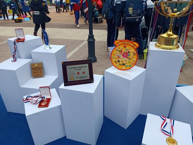历届机器人比赛奖杯奖牌展出