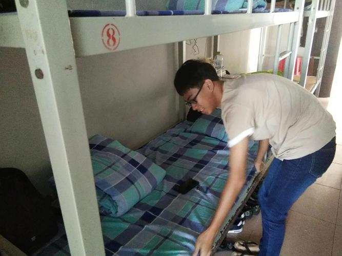 18 应用技术501班 男生寝室展开十月初寝室卫生大扫除活动!