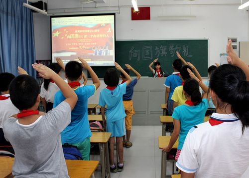 广州市各小学组织学生"向国旗敬礼"---中国文明网