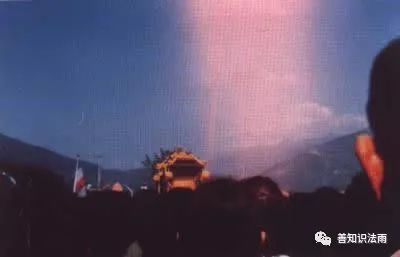 台北某居士摄:广钦老和尚灵龛空中投射光辉之一