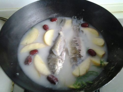 苹果红枣鲫鱼汤的做法,苹果红枣鲫鱼汤怎么做好吃,汤