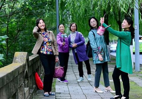 摄影技巧:分享几个适合中年人外出旅游的拍照姿势