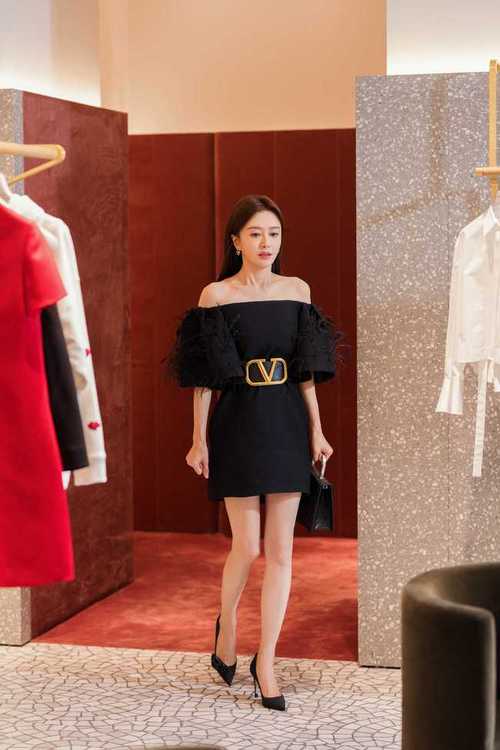 秦岚虽是阿姨年纪穿针织马甲配白t恤甜美温柔嫩成大学生