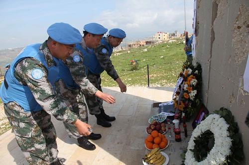 中国赴黎维和官兵清明前夕祭奠杜照宇烈士