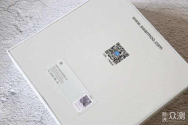 包装盒的背面很简洁,只保留了一个二维码.