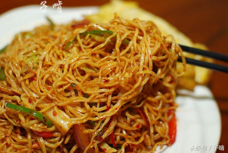 夜市10元鸡蛋炒面,油多得很就是香,一人一份足够吃饱还省钱