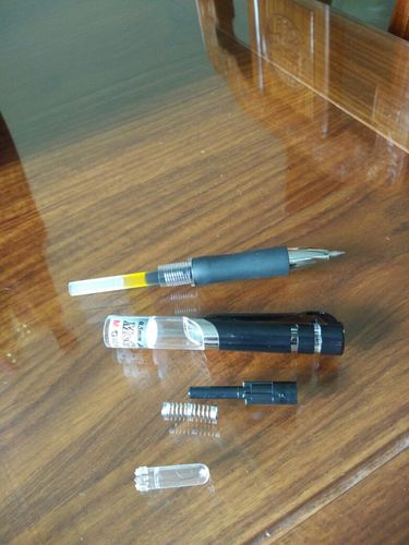 我把黑色的放在中间,上面是透明的,下面是弹簧,可是按压不了?这个到