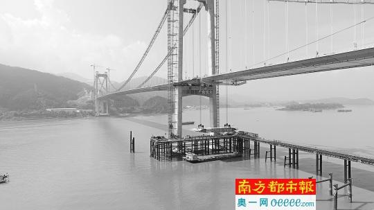 清云高速西江特大桥钢箱梁合龙