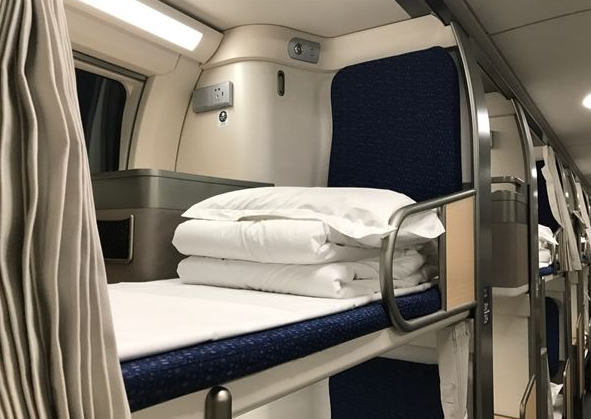 > 中国新型卧铺动车组首发 双层纵向设置