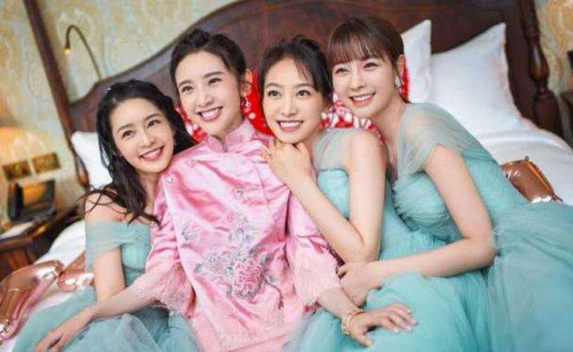 李沁曾担任唐艺昕伴娘,左一为李沁,左二为唐艺昕