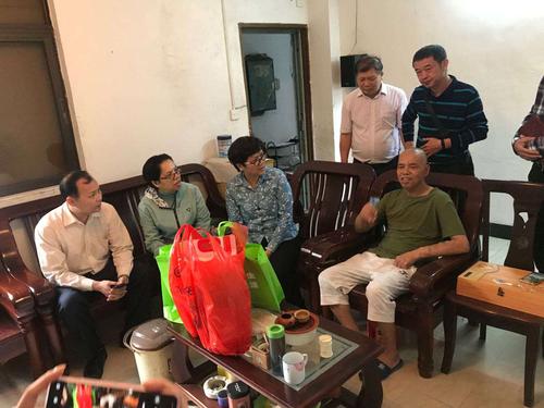 王和娇区长到海口汽车东站检查指导双巩工作及慰问困难党员