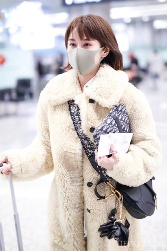 王子文又穿这双补丁长筒靴,换个搭配也太显矮了,未修图一米三?