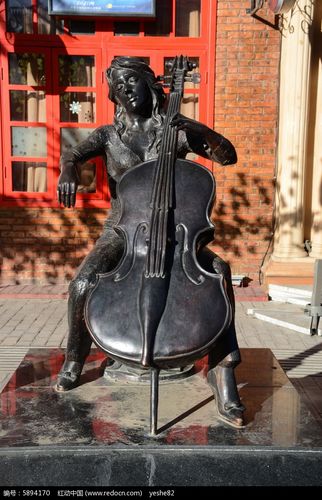 拉大提琴的女人