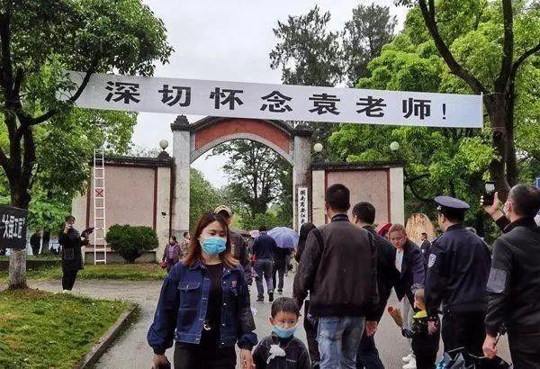 湖南怀化:安江群众自发前往安江农校纪念园悼念袁隆平