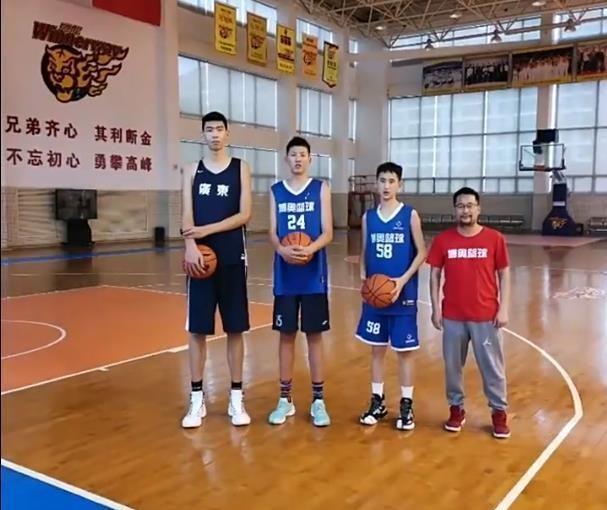 易建联抵达诸暨,广东大胜北京,徐昕曝短板,苏群杨毅解说总决赛