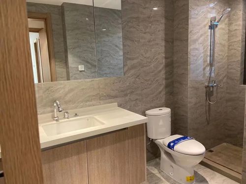 主卧卫生间比照片大多多多了!超大!