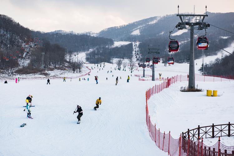 12月13日,滑雪爱好者在吉林市万科松花湖度假区滑雪.