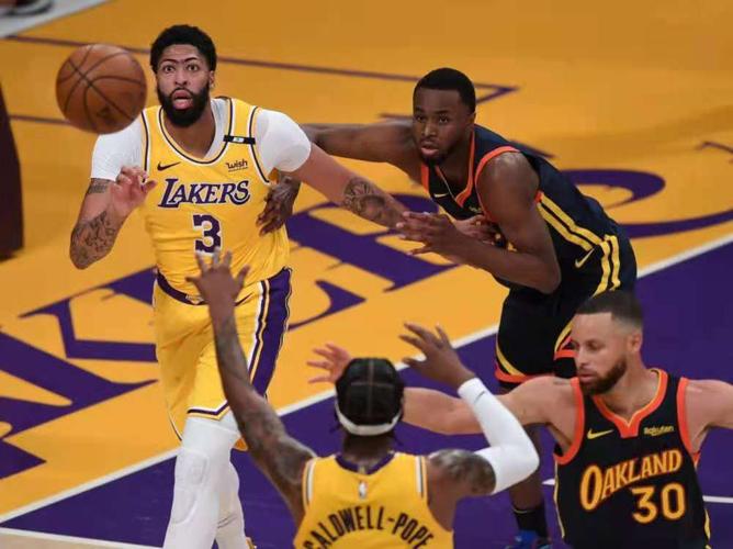 nba正视频播勇士vs湖人詹眉三节合砍28分库里压哨3分
