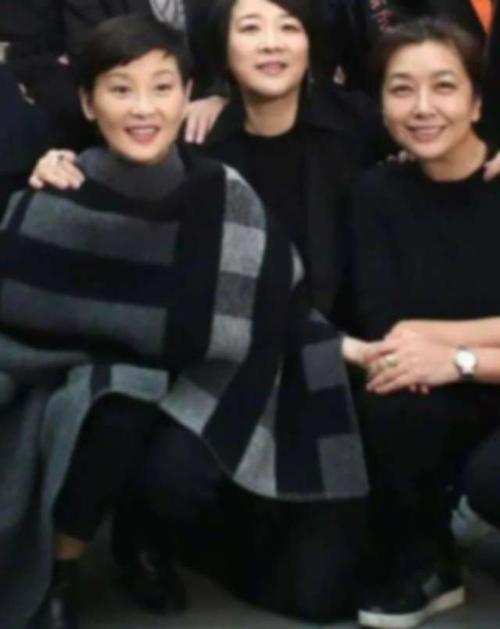 江珊也老了,穿一身黑衣同框徐帆陈小艺,差距一目了然