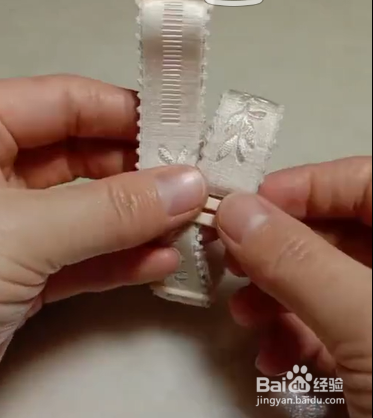 肩带手链怎么戴步骤