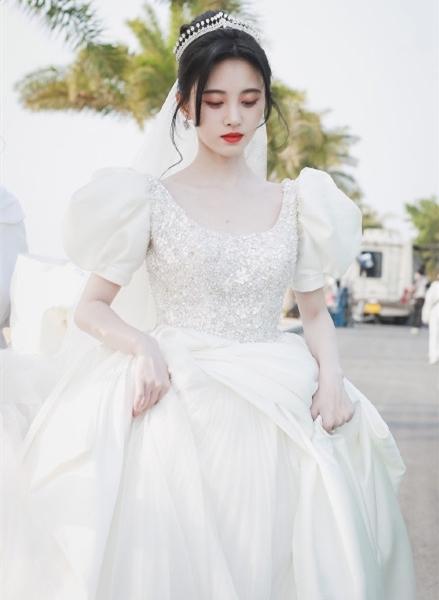 鞠婧祎最新婚纱大片:白纱裙挑战最美新娘,四千年美女凭颜值圈粉
