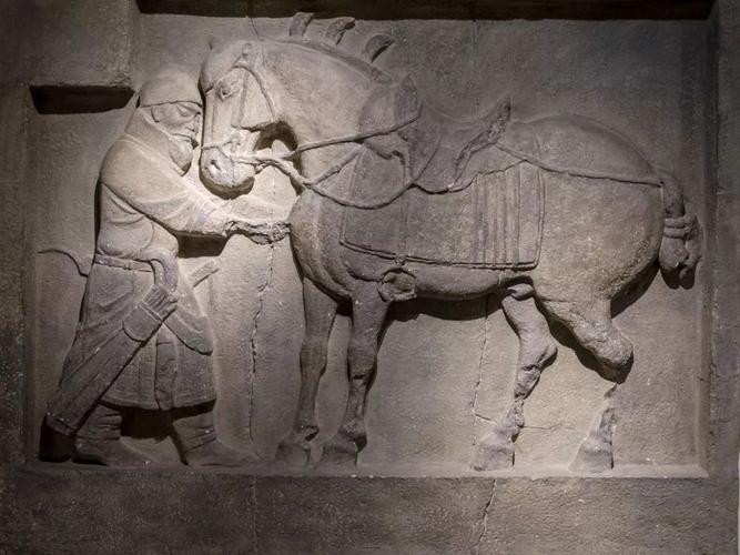 唐太宗昭陵:被誉为唐墓中最奢华的帝王陵墓之一,吸引众游客前往