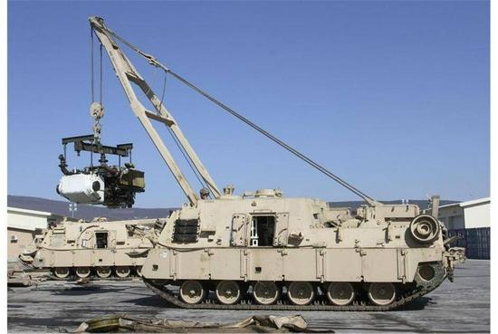 新疆军区15式坦克更换动力包配套装甲抢修车亮相