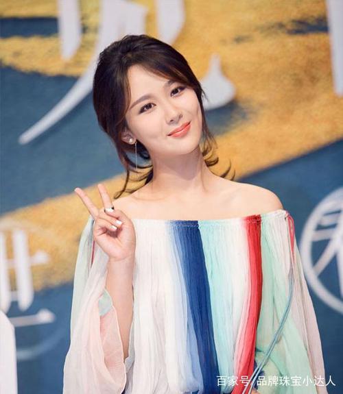 要想时髦又个性,学杨紫短发配饰,甜美知性随意切换!