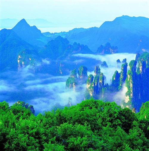 张家界的一些奇幻异景,有些甚至无法用迷信解释清楚,这给本来就变幻