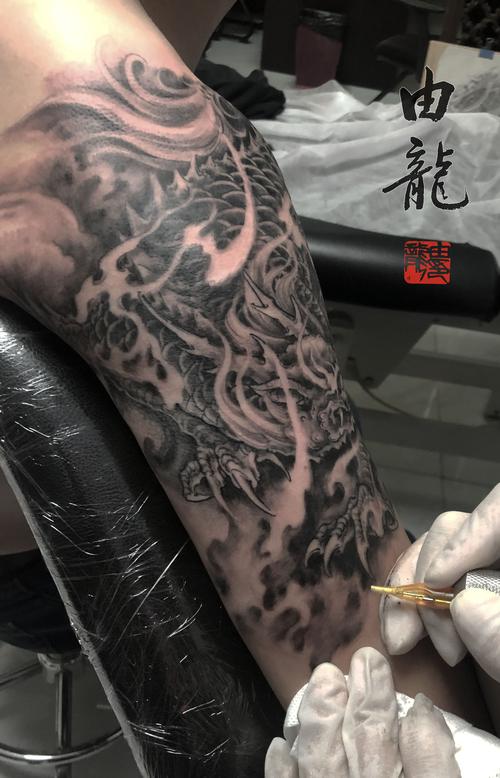 大臂麒麟纹身图案