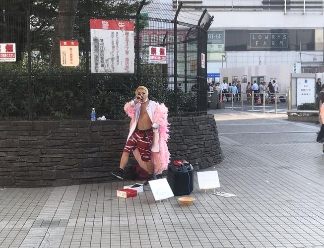 海贼王:最惨多弗朗明哥cos,沦落到街头卖唱,路飞看了都想哭