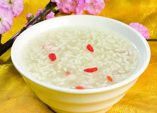 一,营养价值   因为醪糟是糯米制成的,又称作江米酒,糯米酒,甜酒