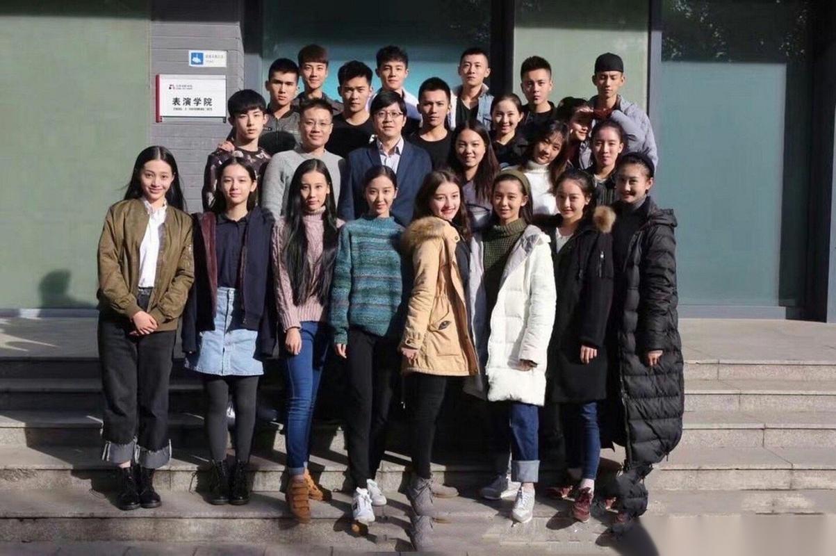 周也居然和关晓彤是同班同学,看班级合照,果然容貌气质突出,称得上是