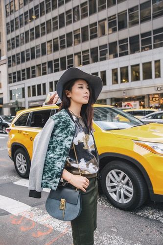 刘涛街拍大片曝光 徜徉异国街头美轮美奂 "白素贞"诱惑