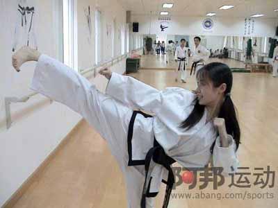 帮我找找跆拳道美女光脚的图片