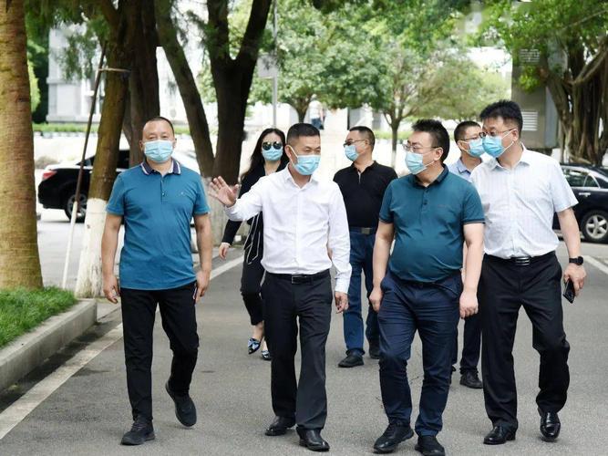 市教体局局长王永昭来南山中学检查督导开学工作