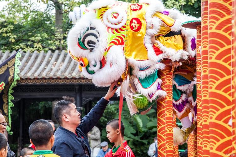 北狮没有采青,而南狮是有采青环节的,只要随缘乐助,就可以从醒狮口中