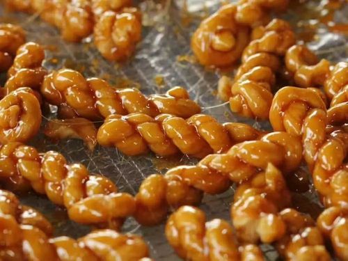 红糖麻花由红糖汁和麻花做成,红糖是糖梗的糖水中榨出来的,将熬成功