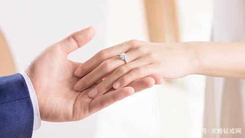 女生可以将订婚,求婚,情侣戒指戴在中指.