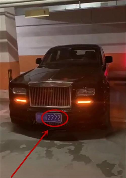 富豪炫富:车库3台车,2台劳斯莱斯1台兰博基尼,车牌还
