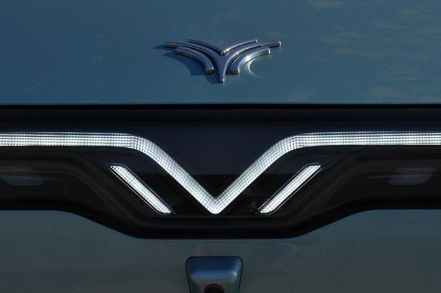 在前灯中部,led灯点亮后的形状,酷似机仓盖上的车标,搭配得挺和谐.